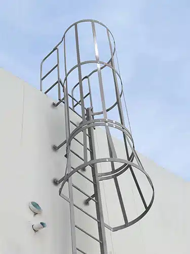 Features & Benefits – Ladders and Safety Gates for Elevated Platforms
