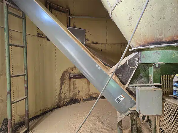 KWS Provided Dust-Tight Covers and Mechanical Shaft Seals for Both Screw Feeders