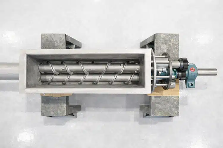 Screw Feeder Meters Bulk Materials Consistently at 1,200-Degrees F
