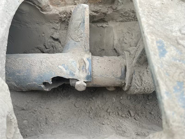 Improper Plug Welds Between Center Pipe of Screw and Internal Collar are Cause of Failure