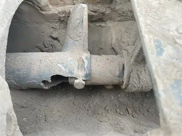 Improper Plug Welds Between Center Pipe of Screw and Internal Collar are Cause of Failure