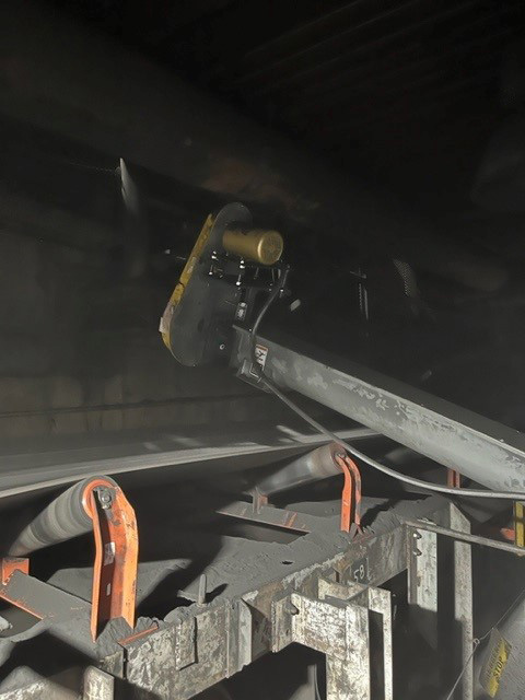 KWS Inclined Screw Conveyor Transfers Iron Silica Powder to Belt Conveyor