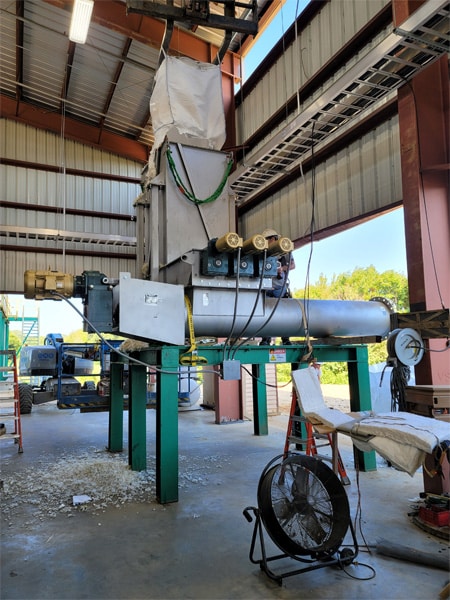 Cantilevered Screw Injects Waste Plastic into Reactor